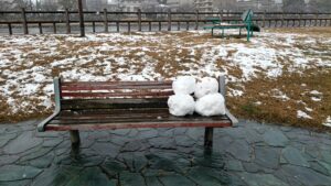ベンチの雪だるま